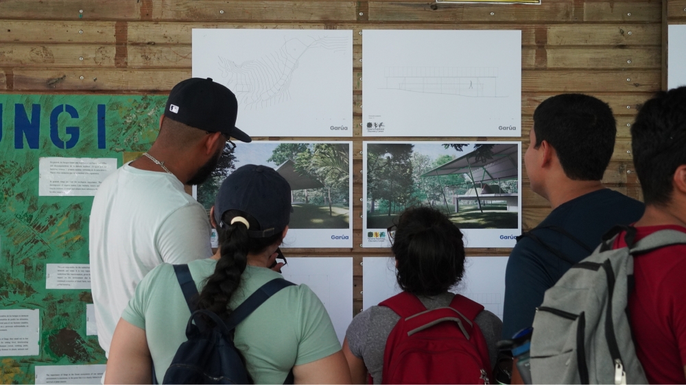 Architecture students approached the explanatory plates of Garúa