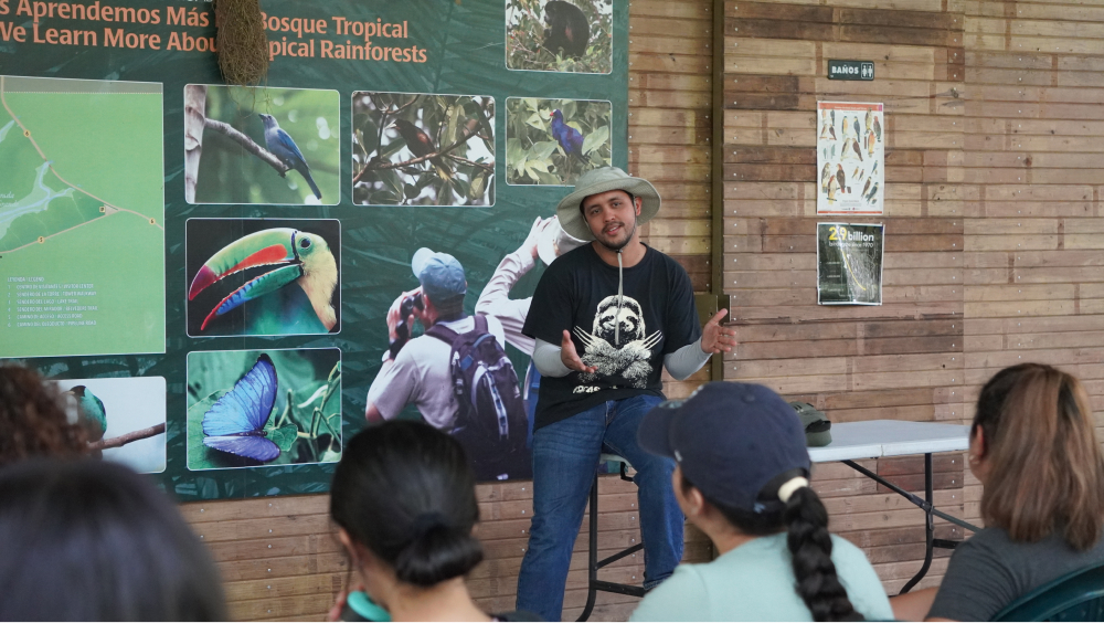 Héctor Ayarza converses with architecture students