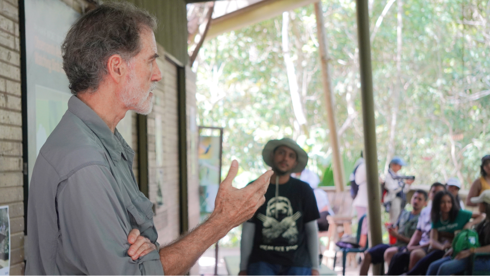 Patrick Dillon and Héctor Ayarza conversing with architecture students